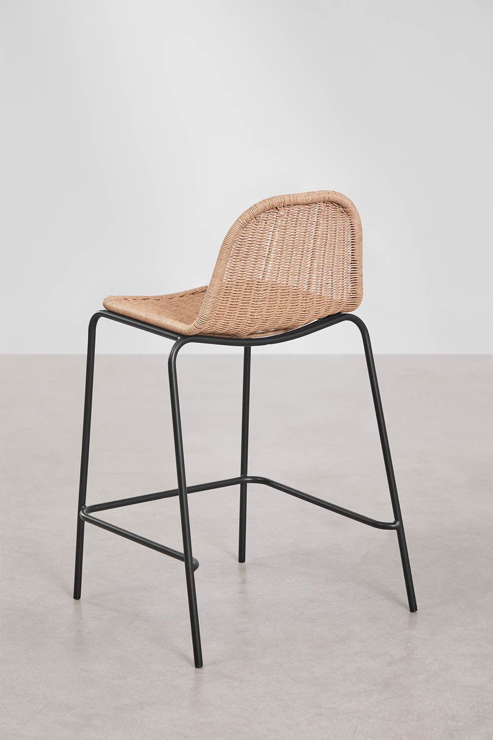 Tabouret haut empilable en rotin synthétique Reiven, image de la galerie 3