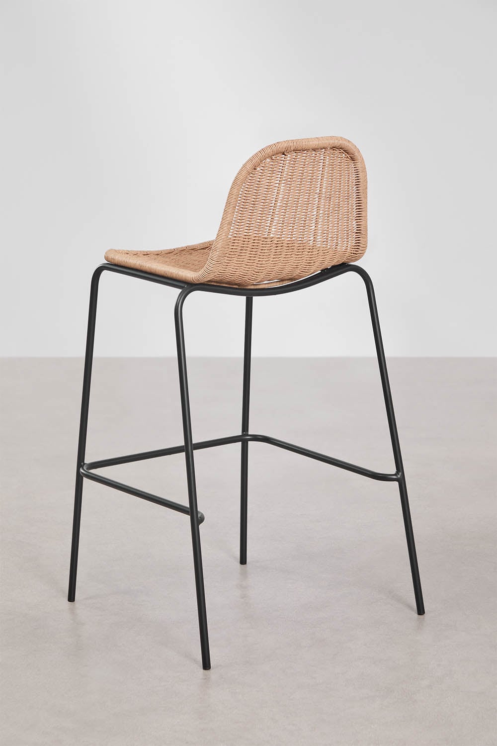 Pack de 4 tabourets hauts empilables en rotin synthétique Reiven, image de la galerie 3