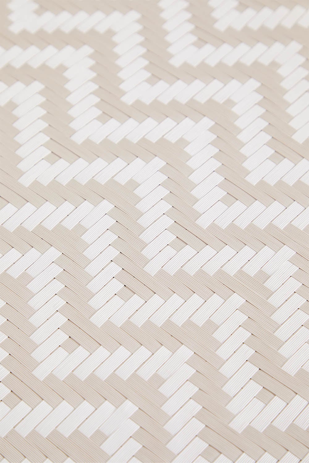 Pack de 2 tabourets bas 45 cm en aluminium et rotin synthétique Brielle Bistro, image de la galerie 4