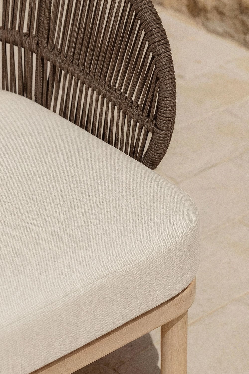 Ensemble de jardin avec 2 fauteuils en corde tressée Capri et table basse ronde Ø75 cm en ciment Layana, image de la galerie 2