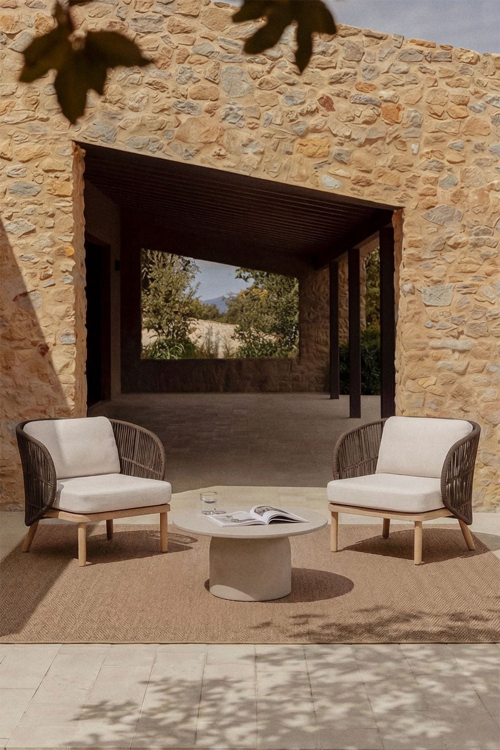 Ensemble de jardin avec 2 fauteuils en corde tressée Capri et table basse ronde Ø75 cm en ciment Layana, image de la galerie 1