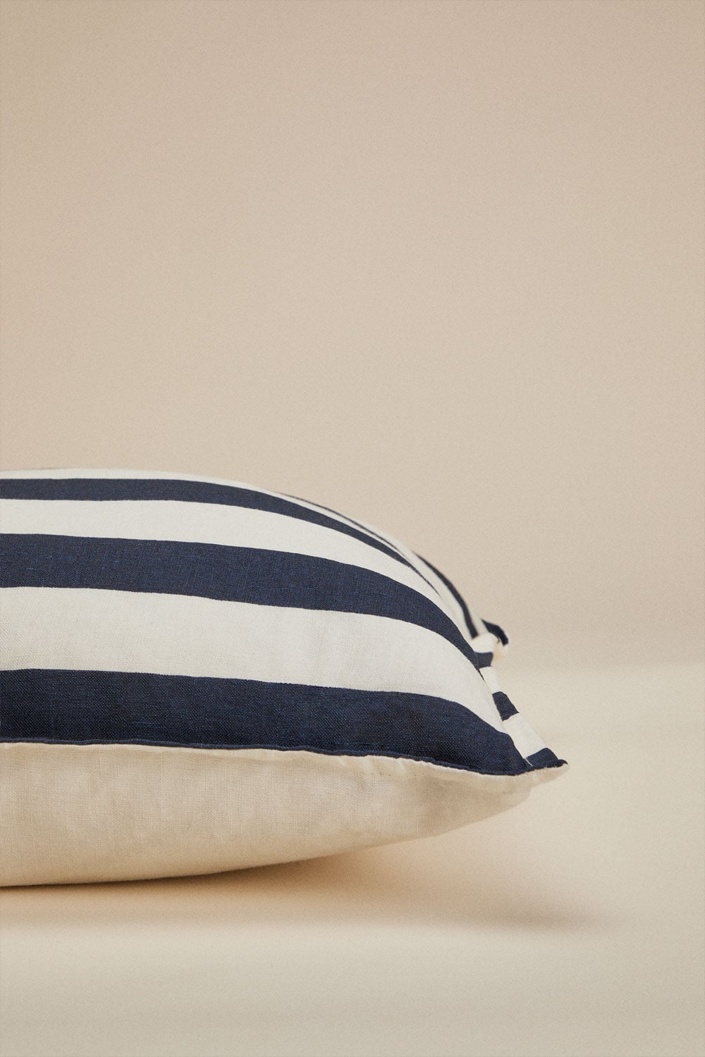 Coussin carré 45x45 cm en lin Trakos, image de la galerie 5