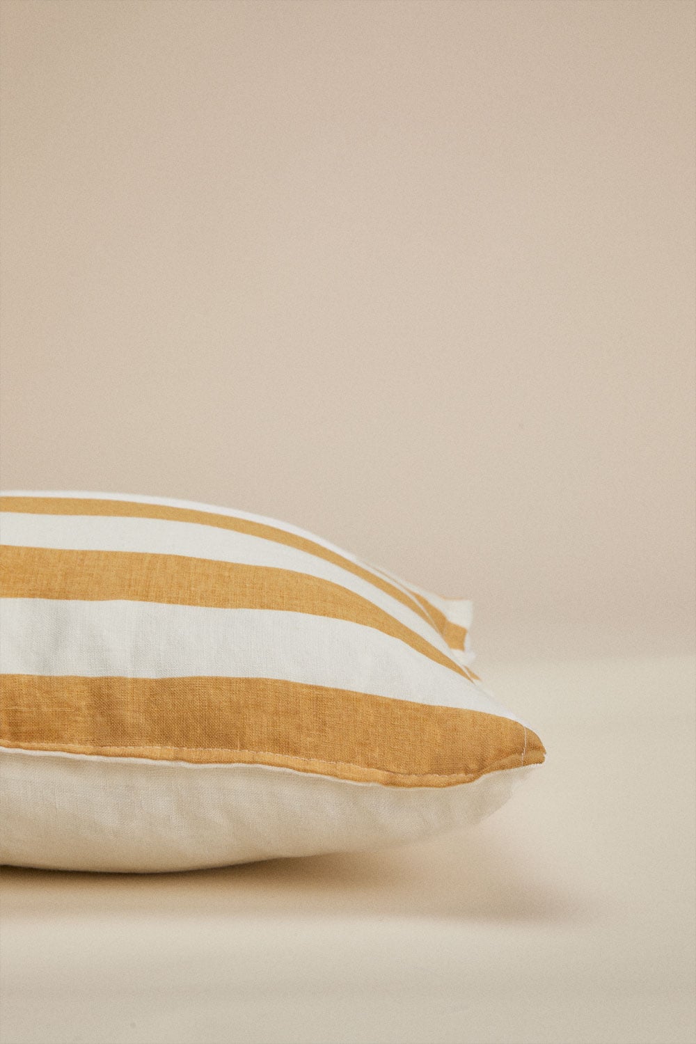 Coussin carré 45x45 cm en lin Trakos, image de la galerie 3