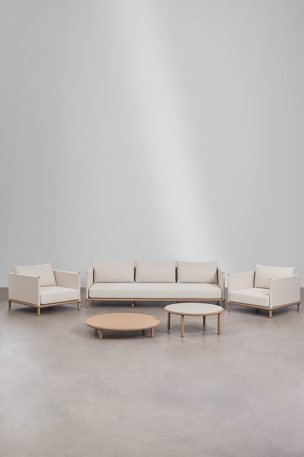 Ensemble de salon avec canapé 3 places, 2 fauteuils et 2 tables basses rondes en bois d'acacia Olivia, image de la galerie 1