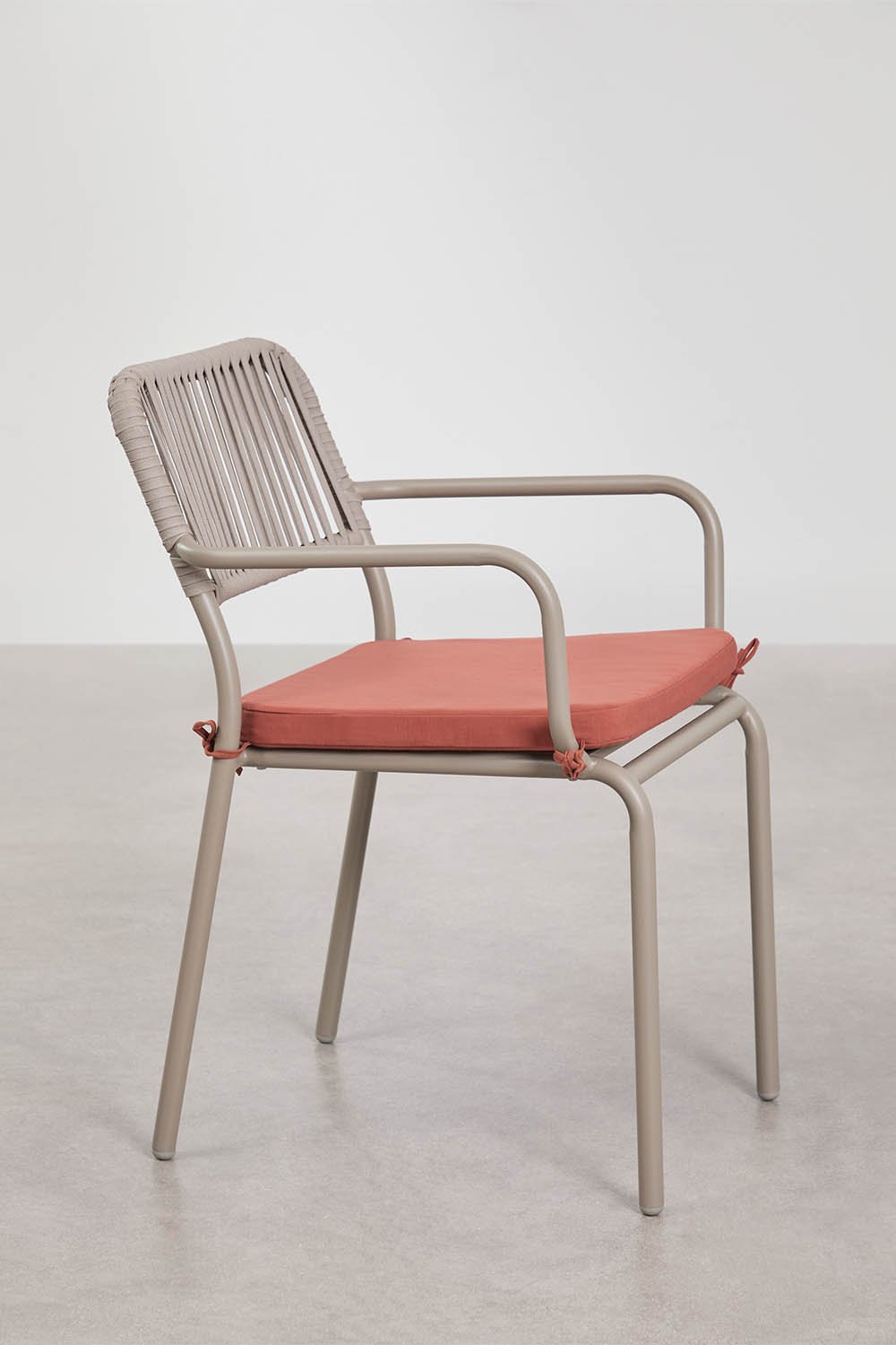 Pack de 2 chaises de jardin empilables avec accoudoirs en corde tressée Arhiza, image de la galerie 3