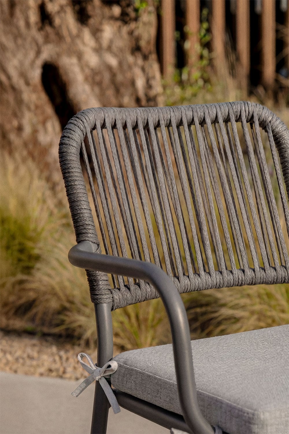 Pack de 6 chaises de jardin empilables avec accoudoirs en corde tressée Arhiza, image de la galerie 2