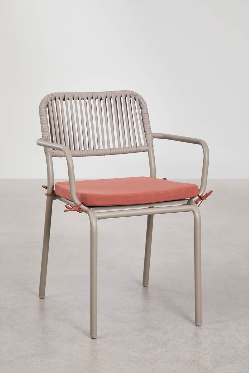Pack de 4 chaises de salle à manger empilables avec accoudoirs en corde tressée Arhiza, image de la galerie 1