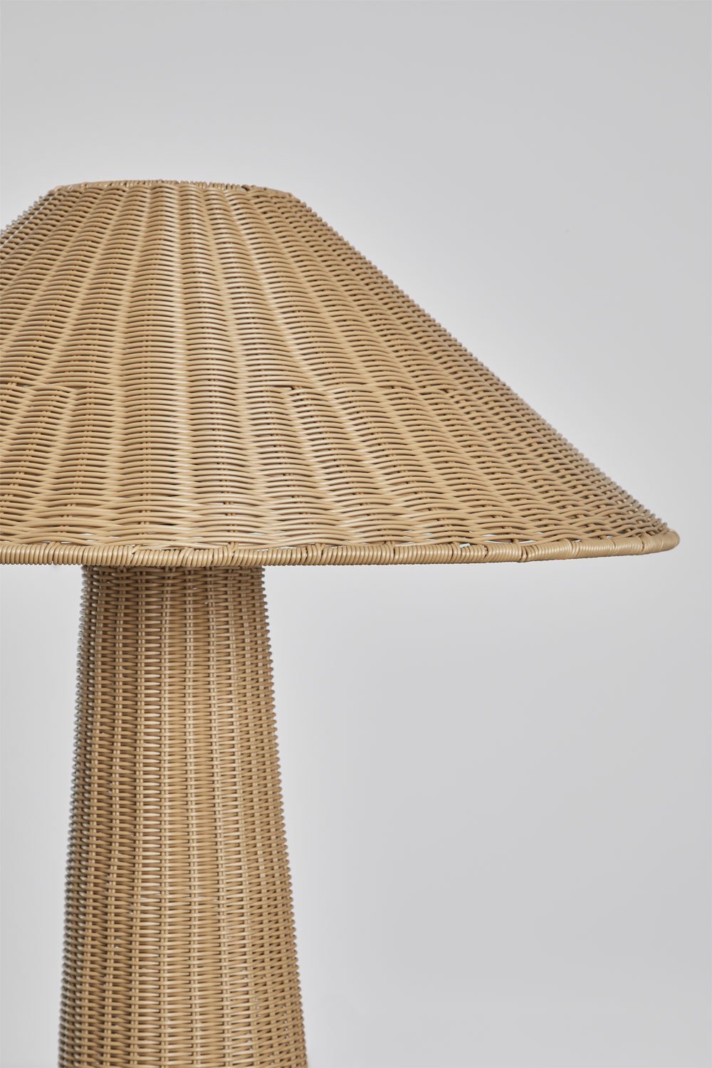 Lampe sur pied d'extérieur en rotin synthétique et fer Ekain, image de la galerie 5