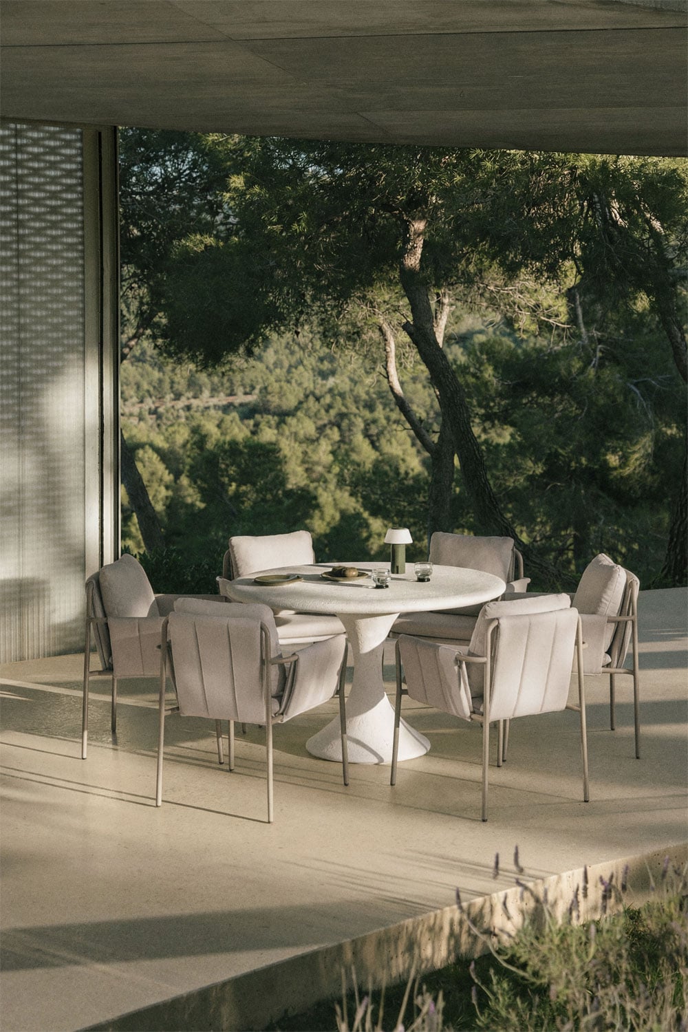 Set de table ronde Ø120 cm en ciment Eloria et 6 chaises de jardin avec accoudoirs, rembourrées et en acier Zunika, image de la galerie 1