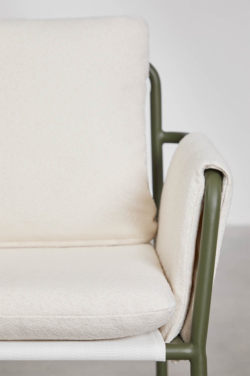 Set de table ronde Ø90 cm en ciment et fibre de verre Melody et 4 chaises de jardin avec accoudoirs, rembourrées et en acier Zun, image de la galerie 10