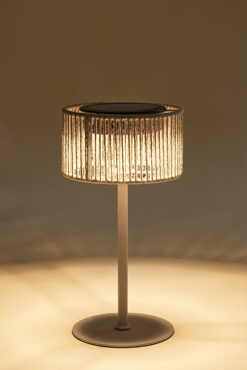 Lampe de table solaire LED sans fil pour extérieur en fer et corde tressée Krabi, image de la galerie 3