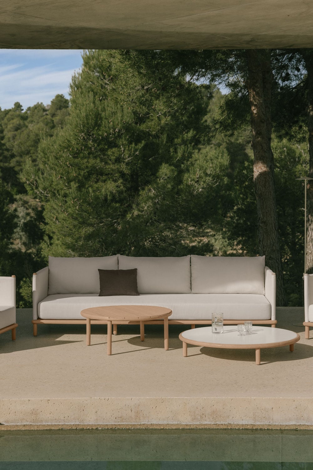 Ensemble de jardin avec canapé 3 places, 2 fauteuils et 2 tables basses rondes en bois d'acacia Olivia, image de la galerie 2