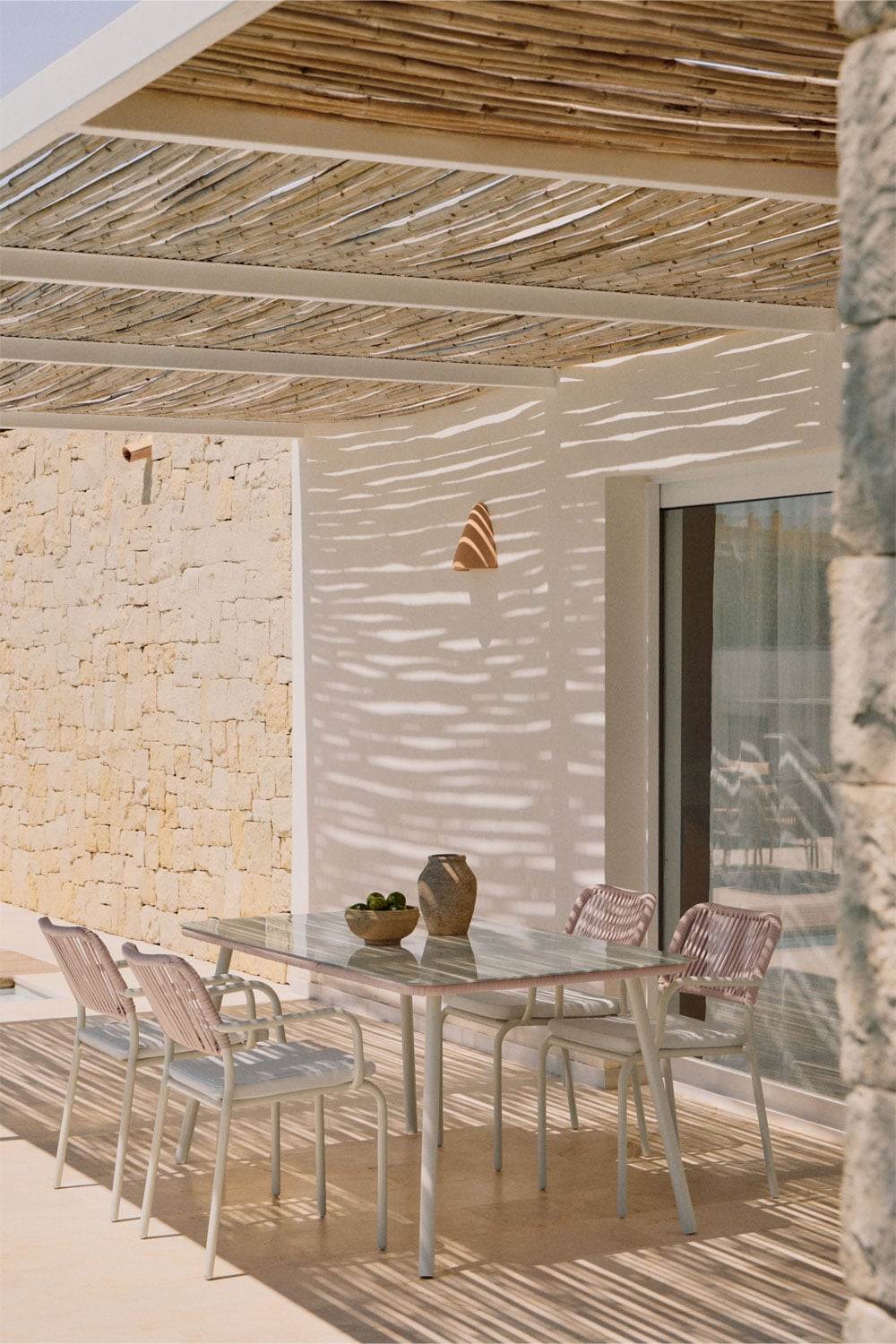 Set de table rectangulaire 160x90 cm et 4 chaises de jardin empilables en corde tressée Arhiza, image de la galerie 9