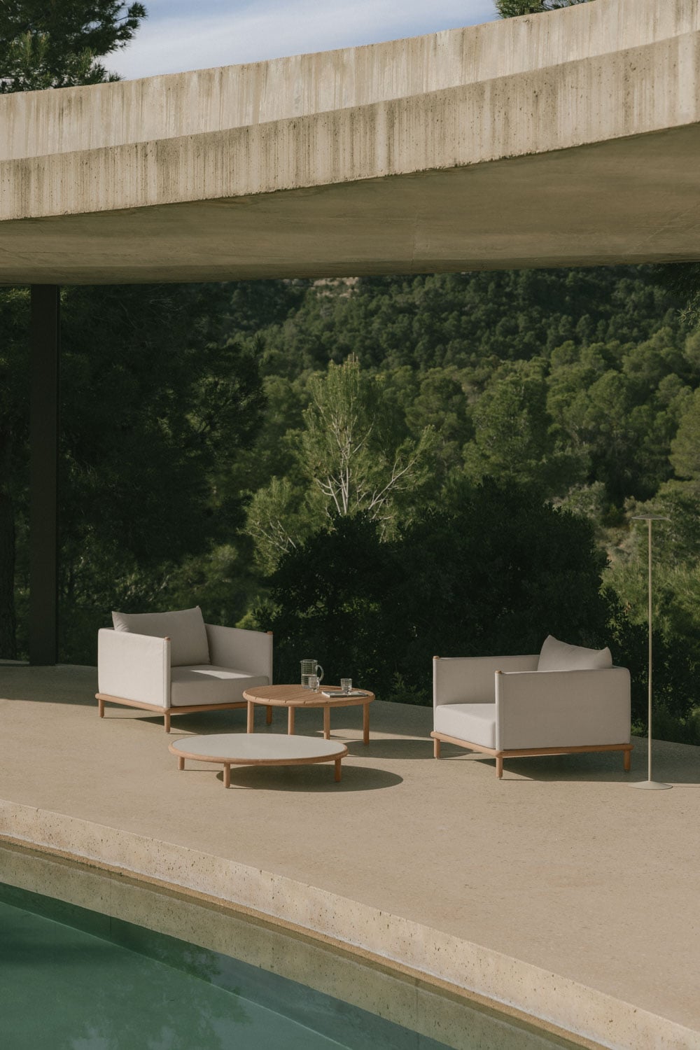 Ensemble de jardin avec 2 fauteuils et 2 tables basses rondes en bois d'acacia Olivia, image de la galerie 1