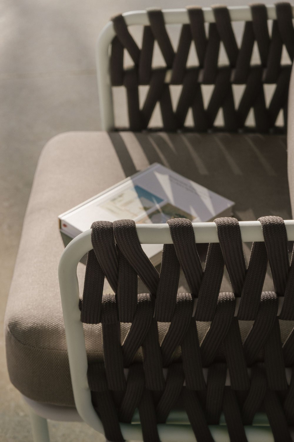 Ensemble de jardin avec 2 fauteuils en corde tressée Tevary et table basse en aluminium Boleni, image de la galerie 2