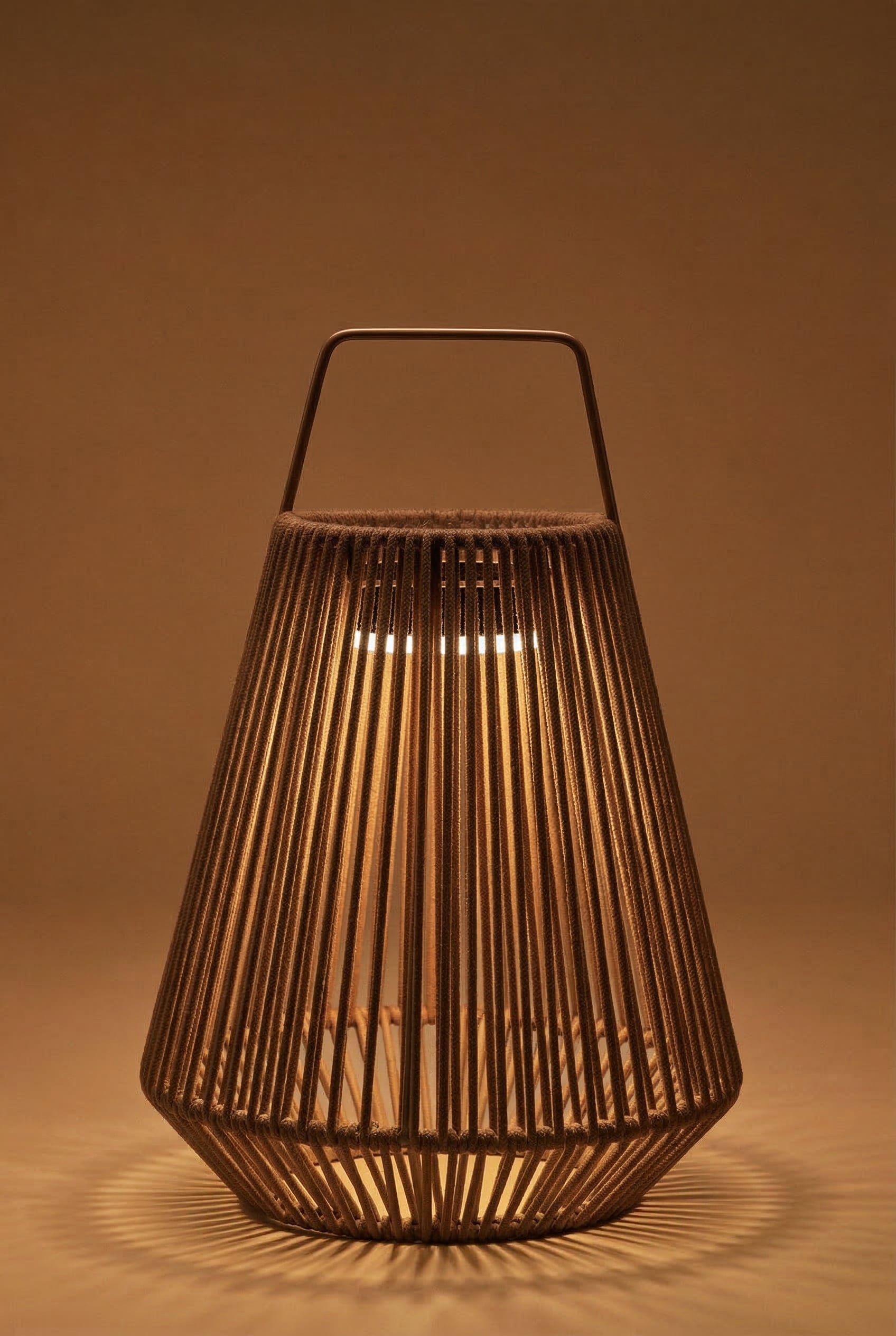 Lampe de table solaire LED sans fil pour extérieur en fer et corde tressée Liberian, image de la galerie 2