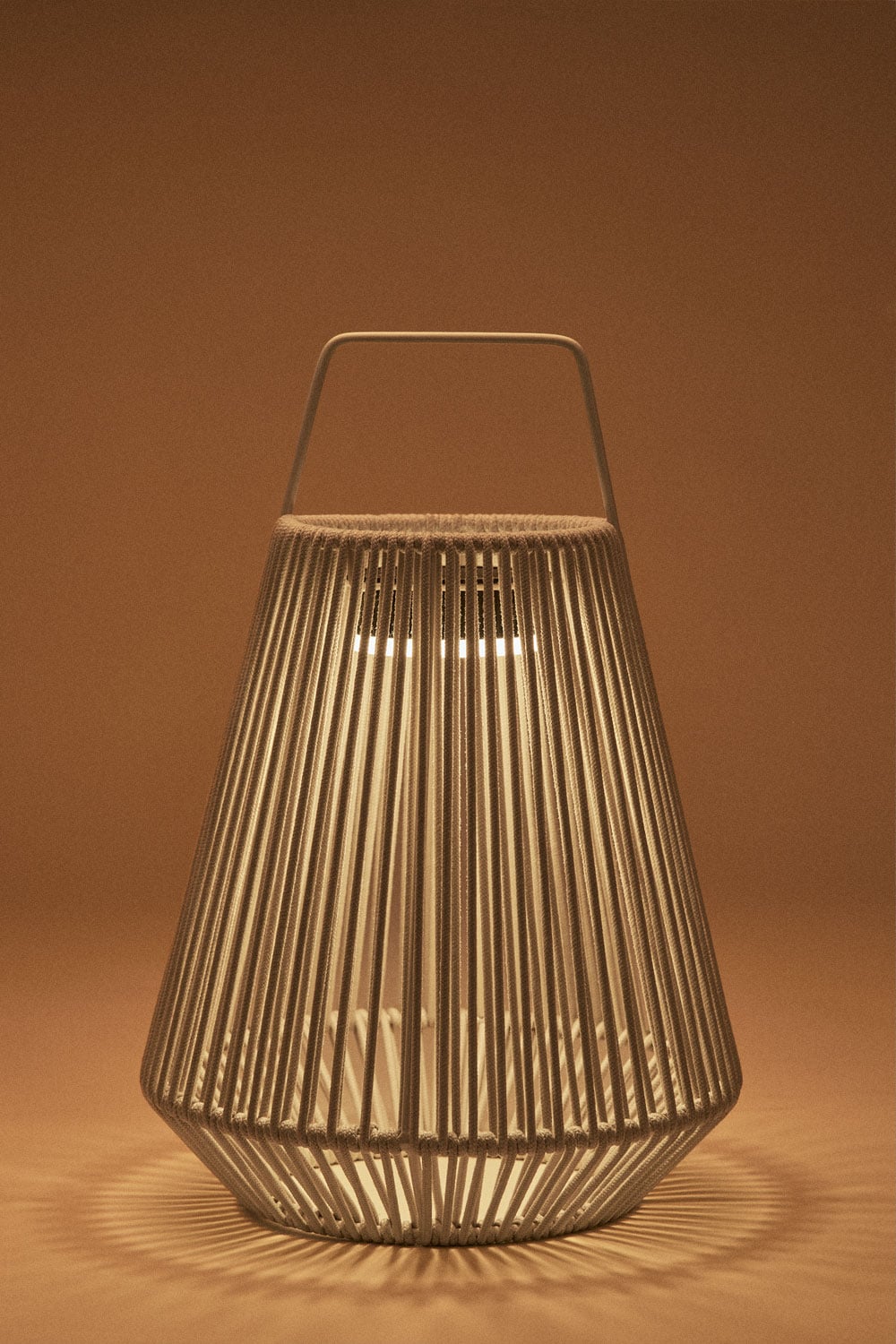 Lampe de table solaire LED sans fil pour extérieur en fer et corde tressée Liberian, image de la galerie 2