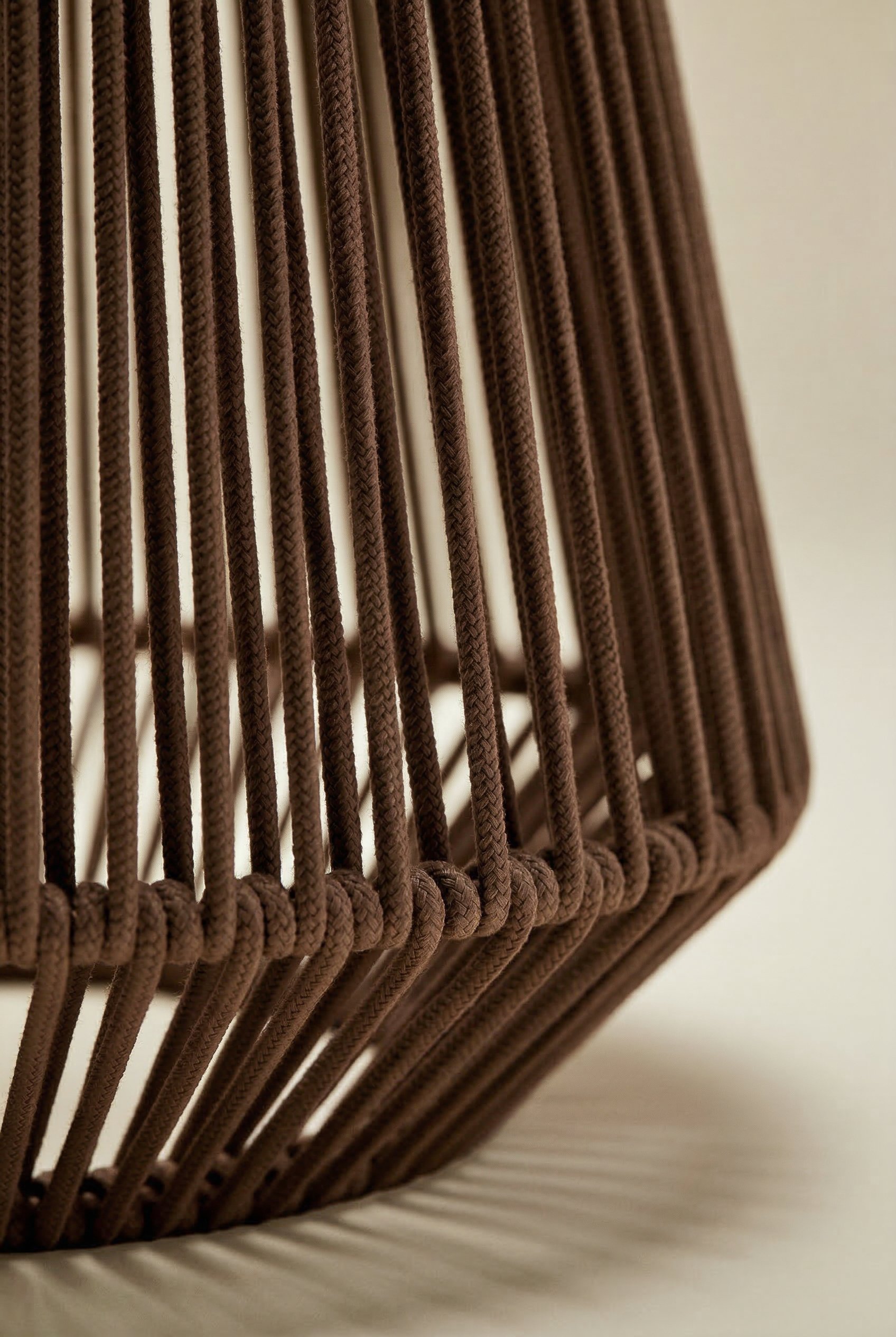 Lampe de table solaire LED sans fil pour extérieur en fer et corde tressée Liberian, image de la galerie 4