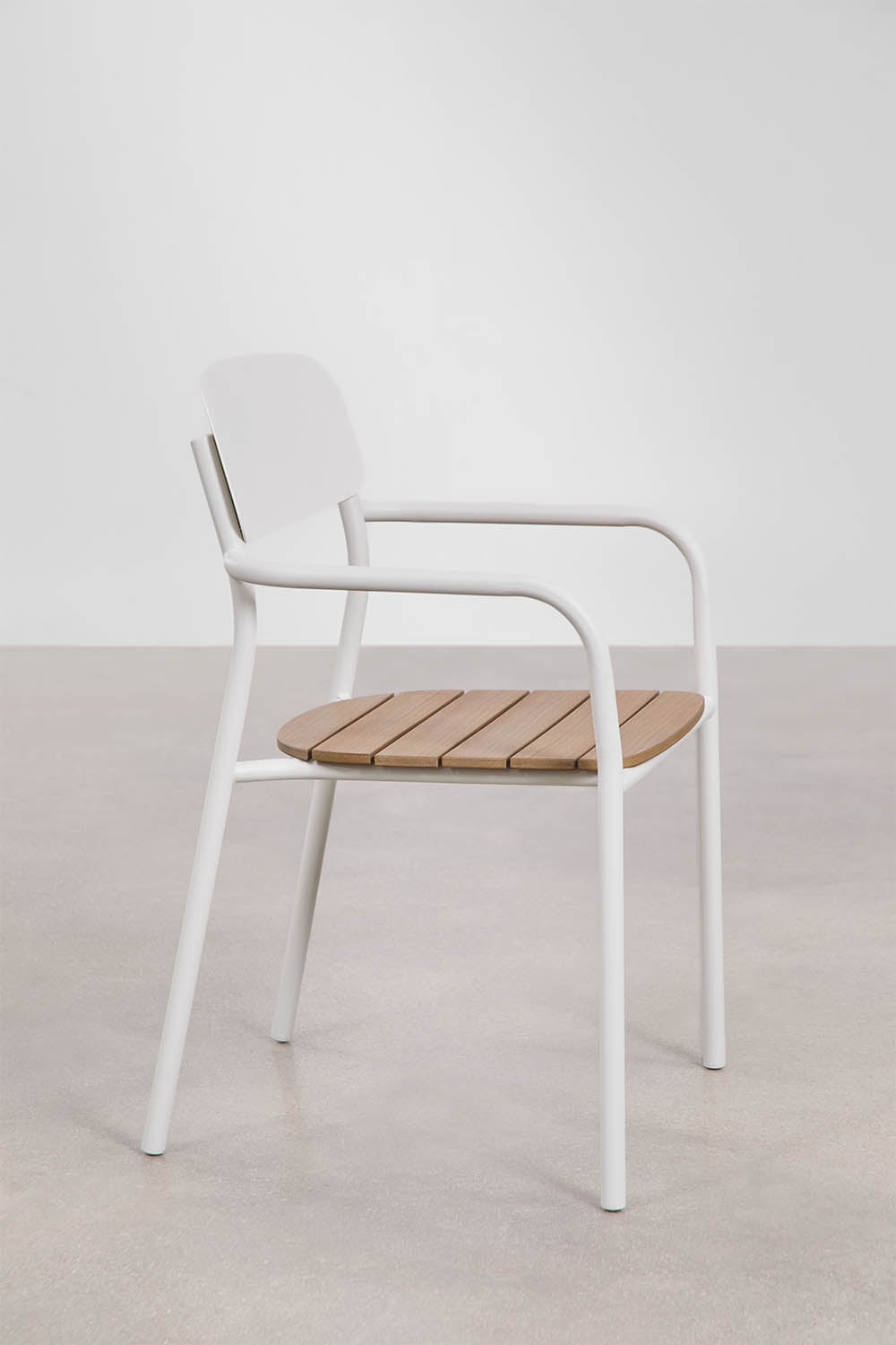 Chaise de jardin empilable avec accoudoirs en bois et acier Mireiali, image de la galerie 2