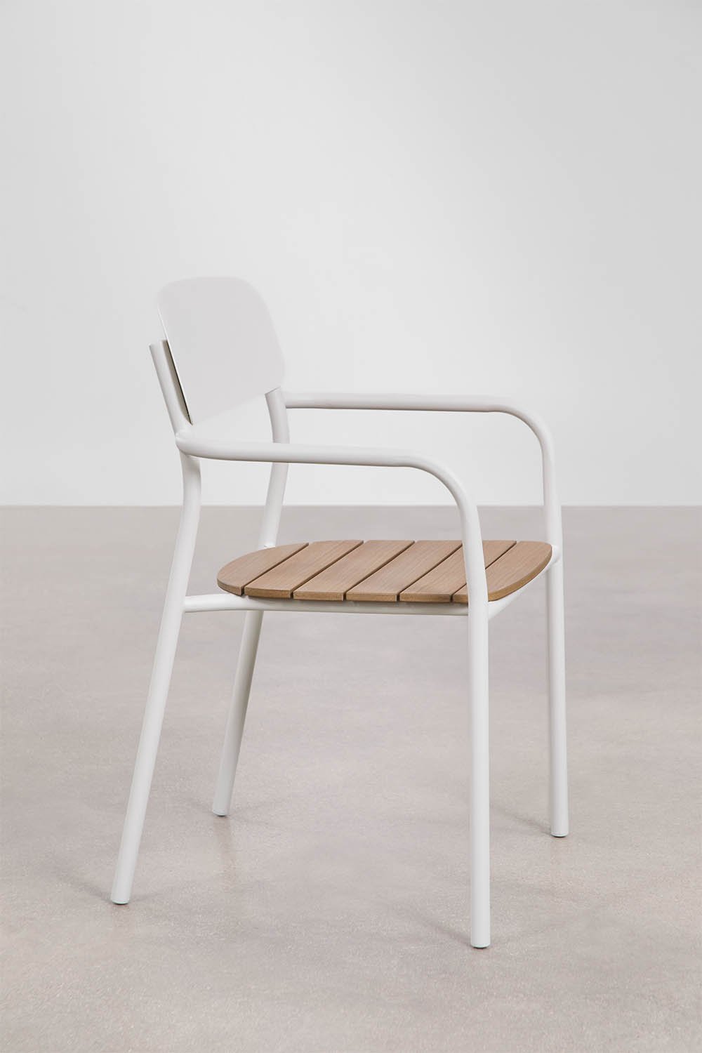 Pack de 2 chaises de jardin empilables avec accoudoirs en bois et acier Mireiali, image de la galerie 2