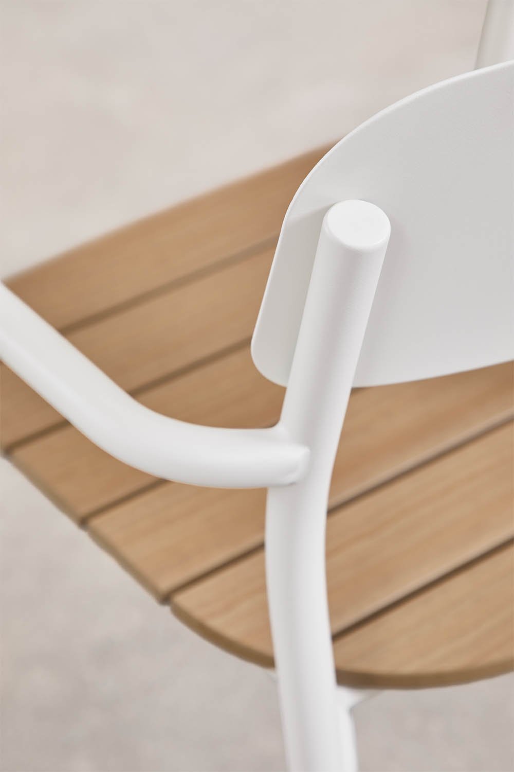 Pack de 2 chaises de jardin empilables avec accoudoirs en bois et acier Mireiali, image de la galerie 5