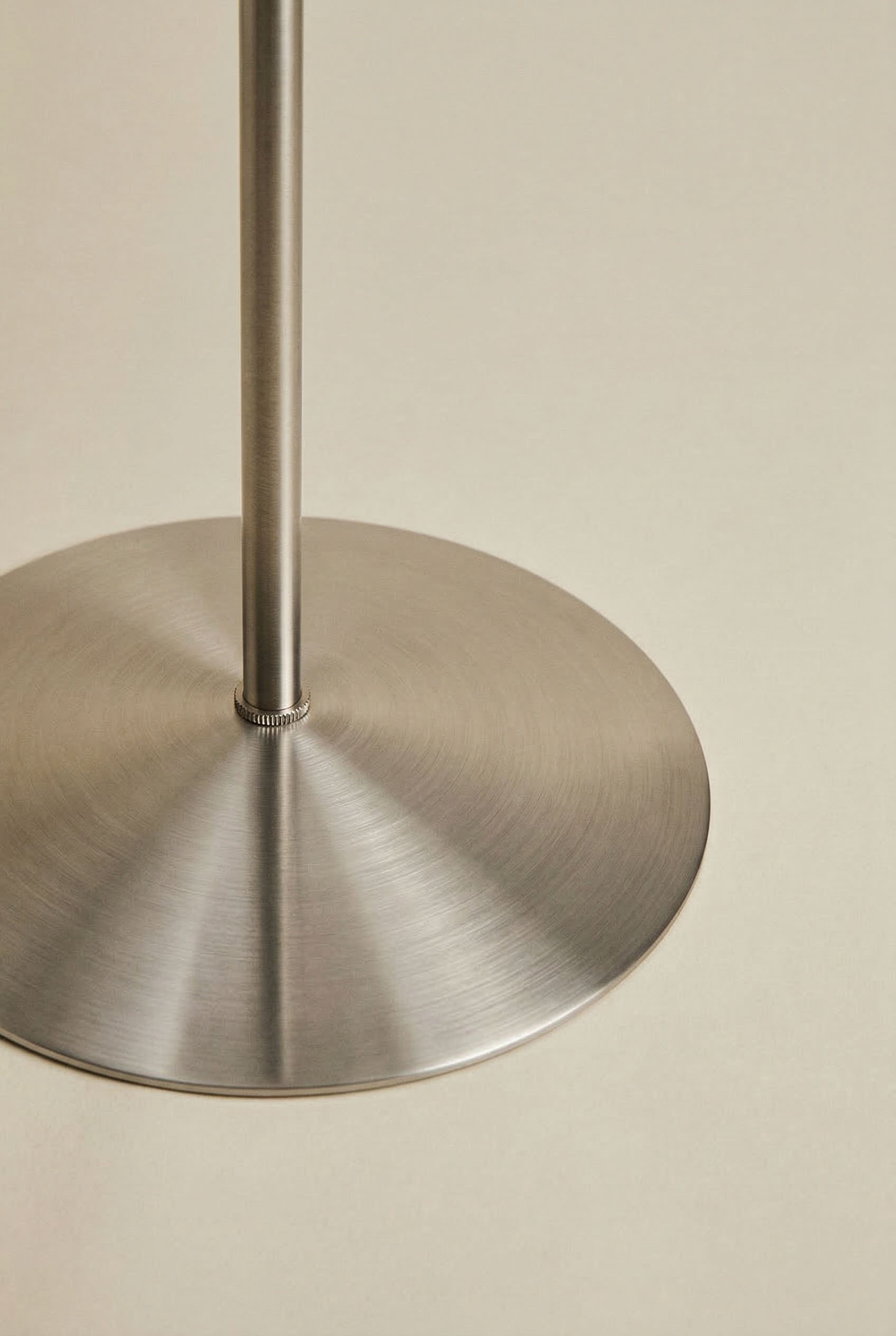 Lampe de table LED sans fil en fer Emilein, image de la galerie 6