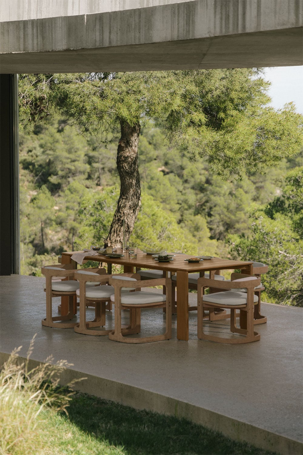Set de table rectangulaire 220 x 100 cm Kandroa et 8 chaises de jardin en bois d'eucalyptus Selira, image de la galerie 1