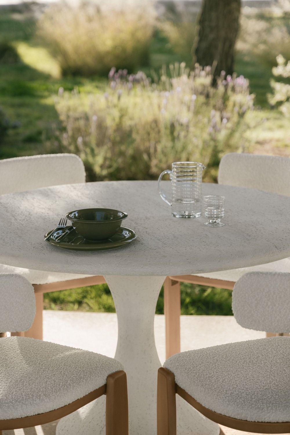 Set de table ronde Ø120 cm en ciment Eloria et 6 chaises de jardin en bois d'acacia et tissu bouclé Malta, image de la galerie 2