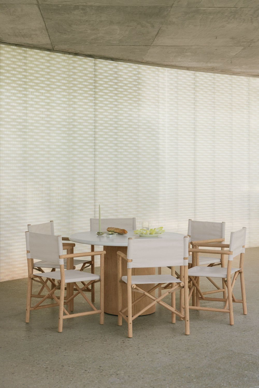 Set de table ronde Ø120 cm en ciment Sharpay et 6 chaises de réalisateur pliantes de jardin en bois d'acacia Olivia, image de la galerie 1