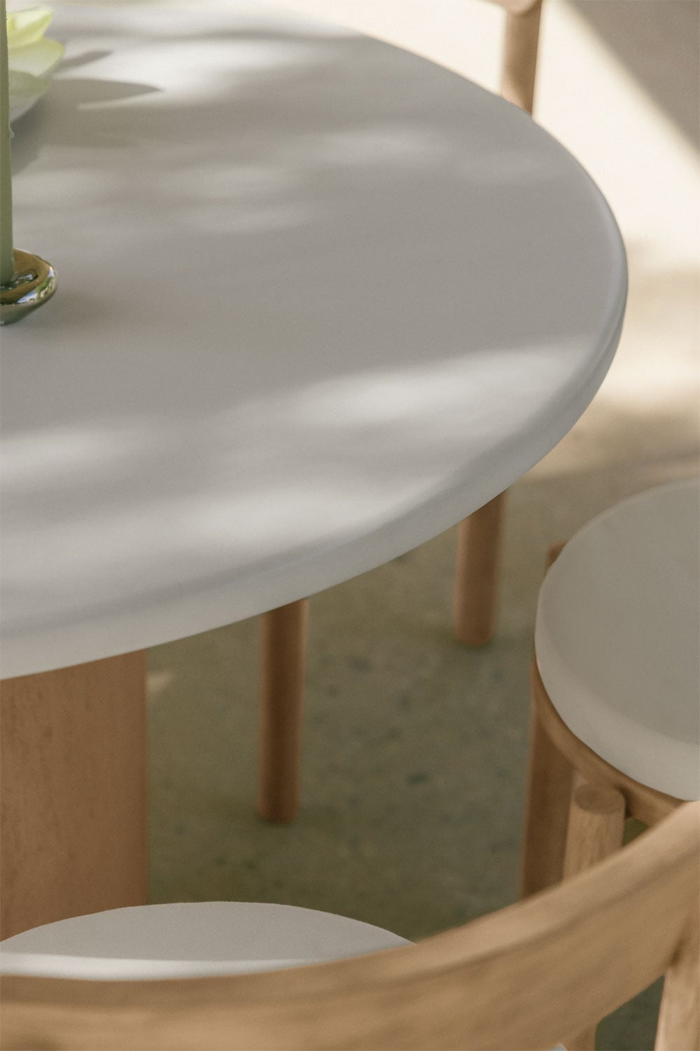 Set de table ronde Ø120 cm en ciment Sharpay et 6 chaises de jardin en bois d'acacia Nualis, image de la galerie 2