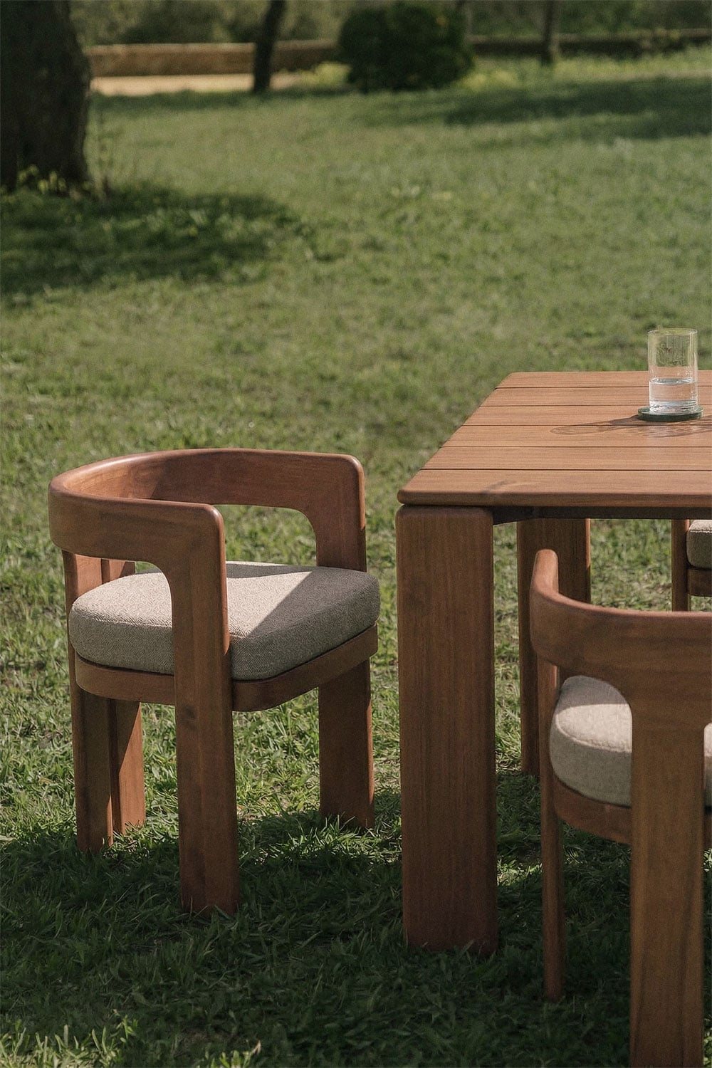Chaise de jardin avec accoudoirs en bois d'acacia et tissu bouclé Kandroa, image de la galerie 1