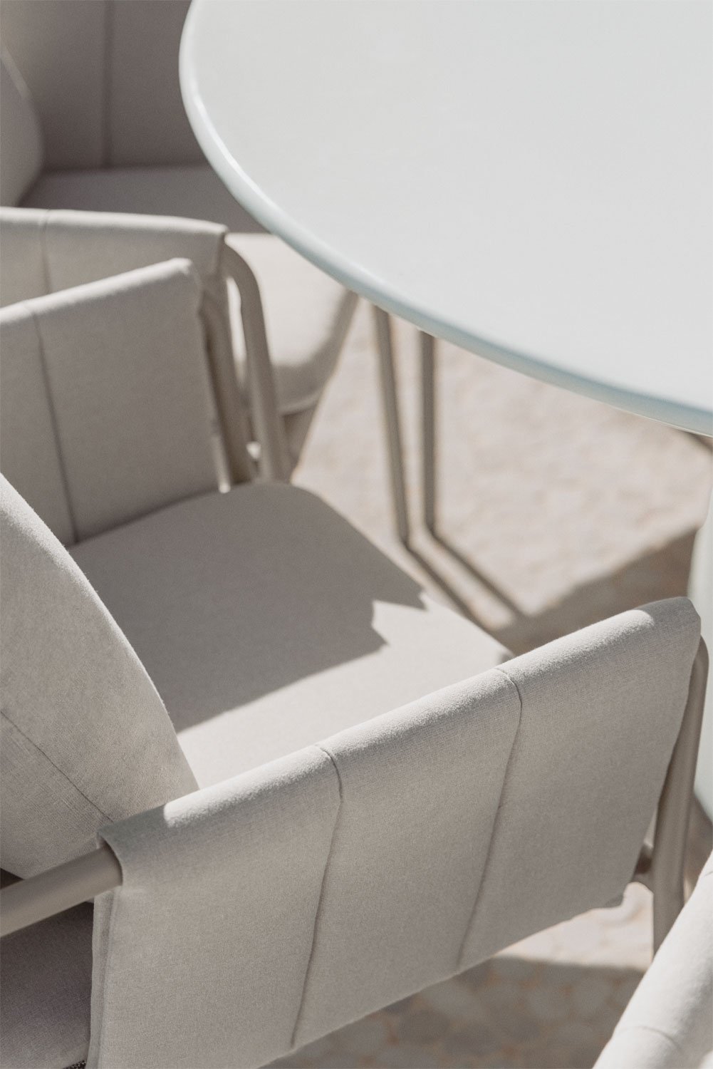 Set de table ronde Ø150 cm en ciment Numira et 8 chaises de jardin avec accoudoirs, rembourrées et en acier Zunika, image de la galerie 2