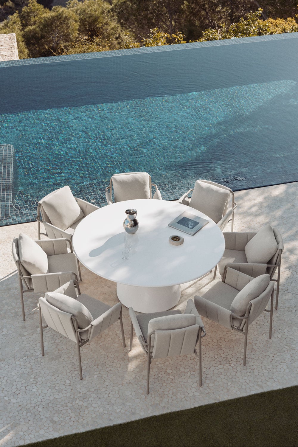 Set de table ronde Ø150 cm en ciment Numira et 8 chaises de jardin avec accoudoirs, rembourrées et en acier Zunika, image de la galerie 1