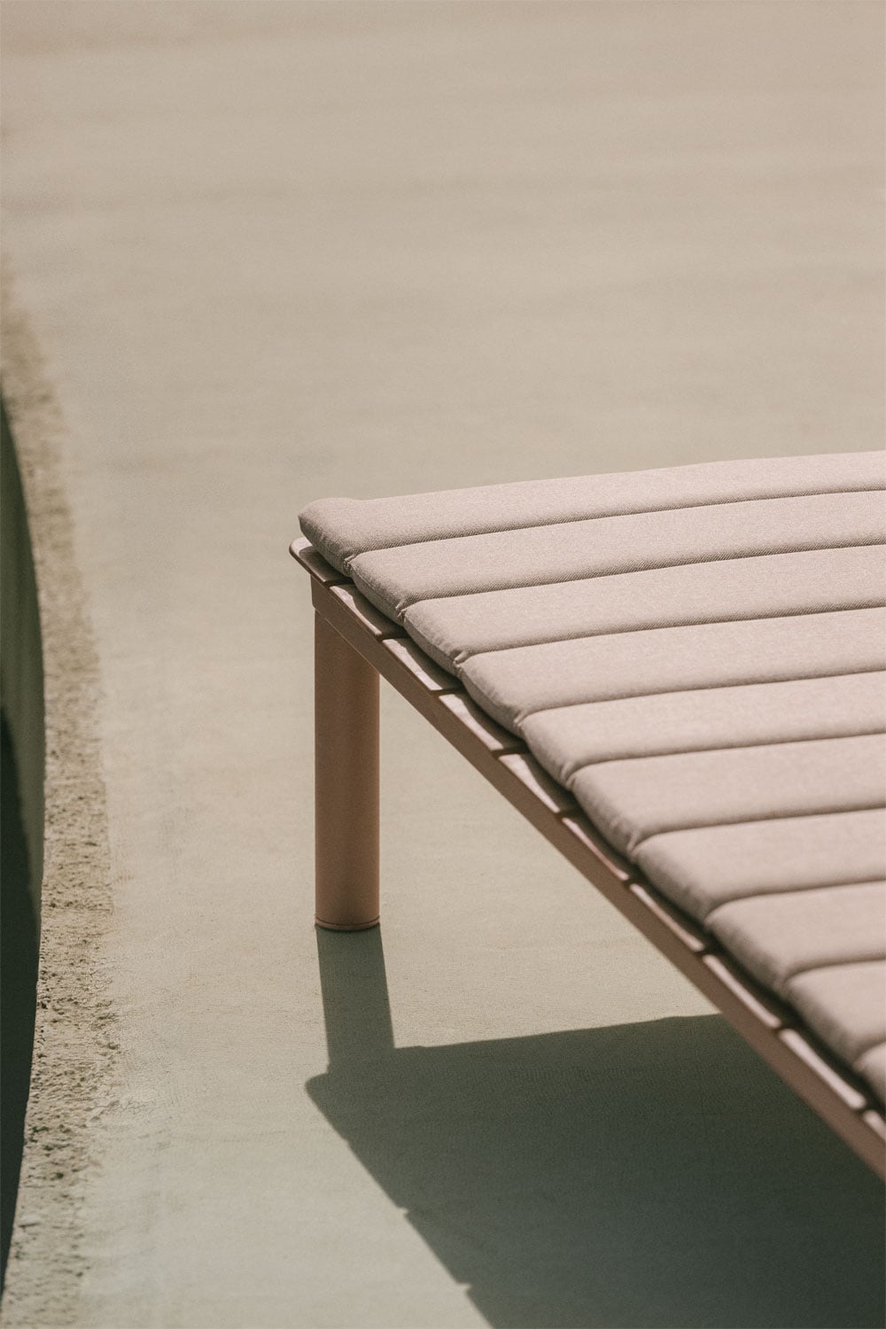 Chaise longue inclinable en bois d'acacia et acier Sirka, image de la galerie 2