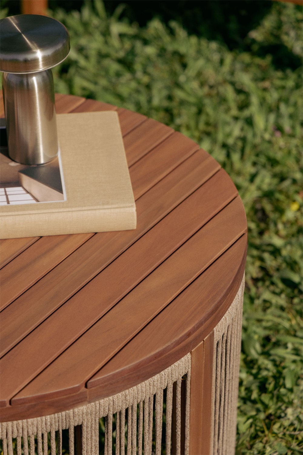 Table basse de jardin ronde Ø70 cm en bois d'acacia et corde tressée Serel, image de la galerie 2