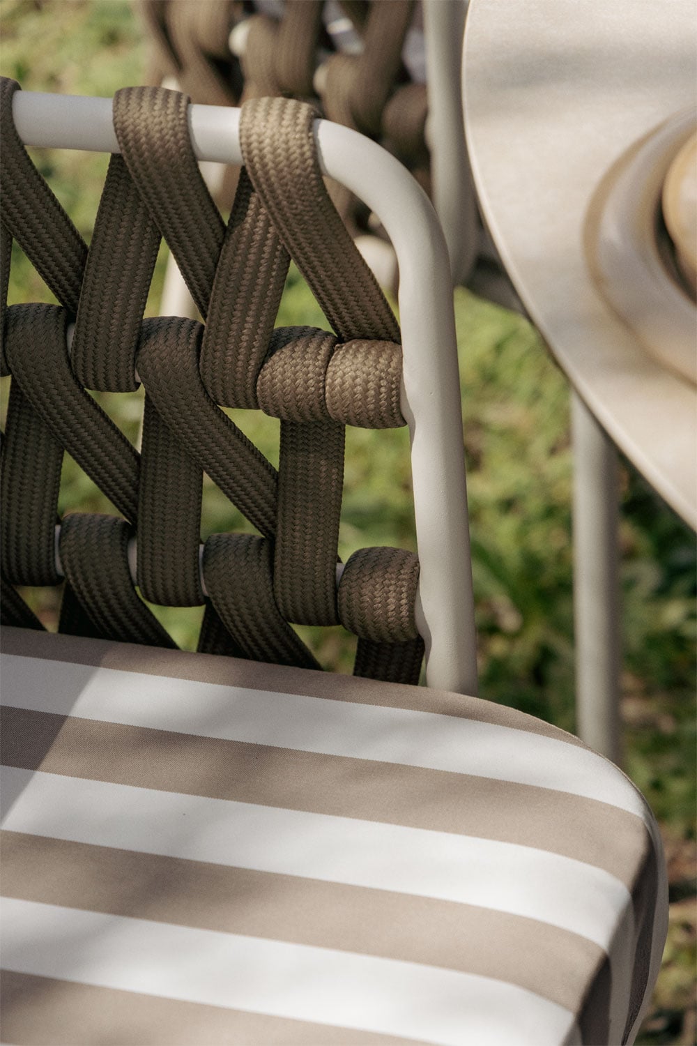 Pack de 2 chaises de jardin avec accoudoirs en aluminium et corde tressée Tevary, image de la galerie 2