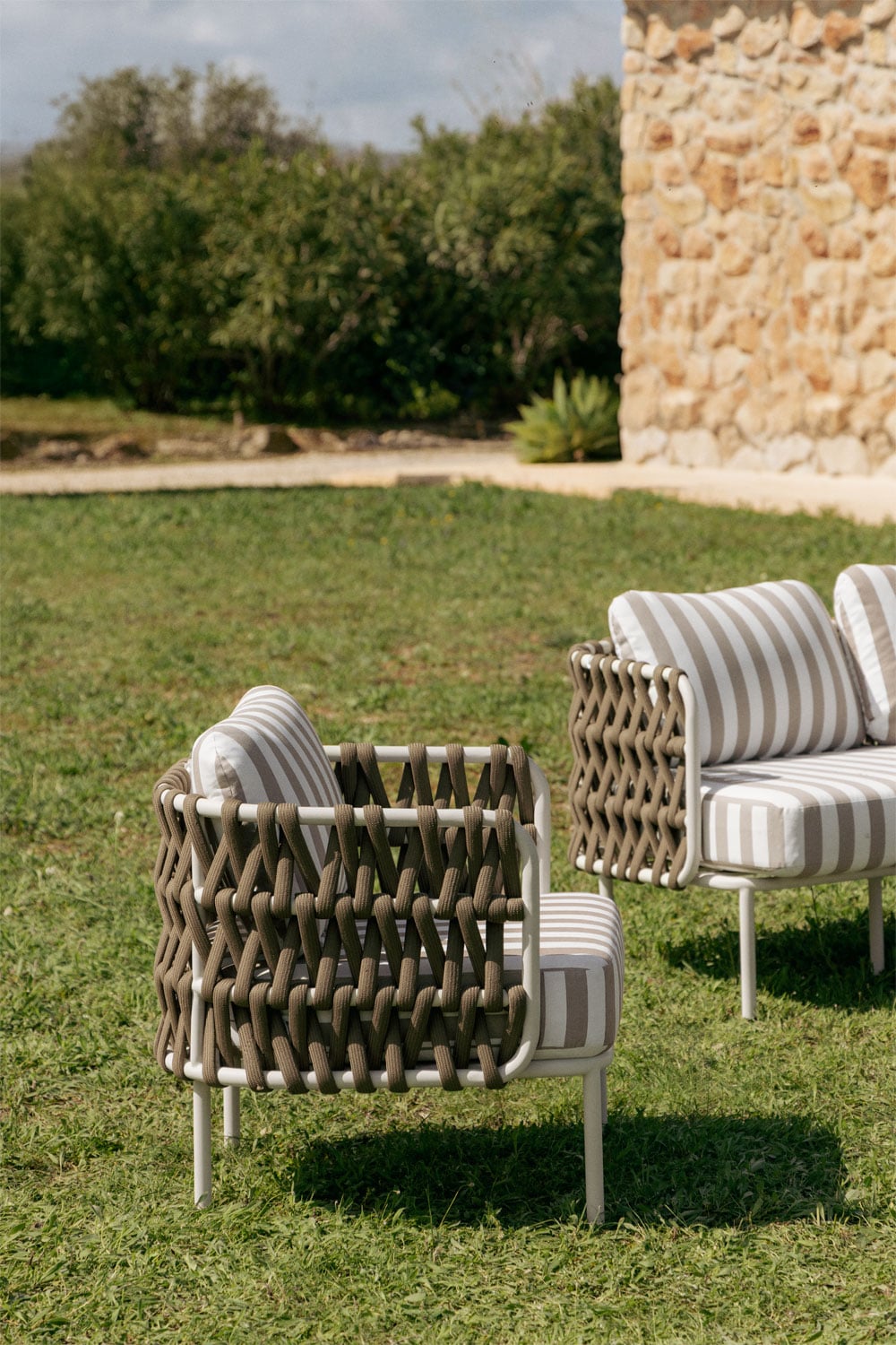 Ensemble de jardin avec canapé 3 places, 2 fauteuils en corde tressée Tevary et table basse en aluminium Boleni, image de la galerie 2