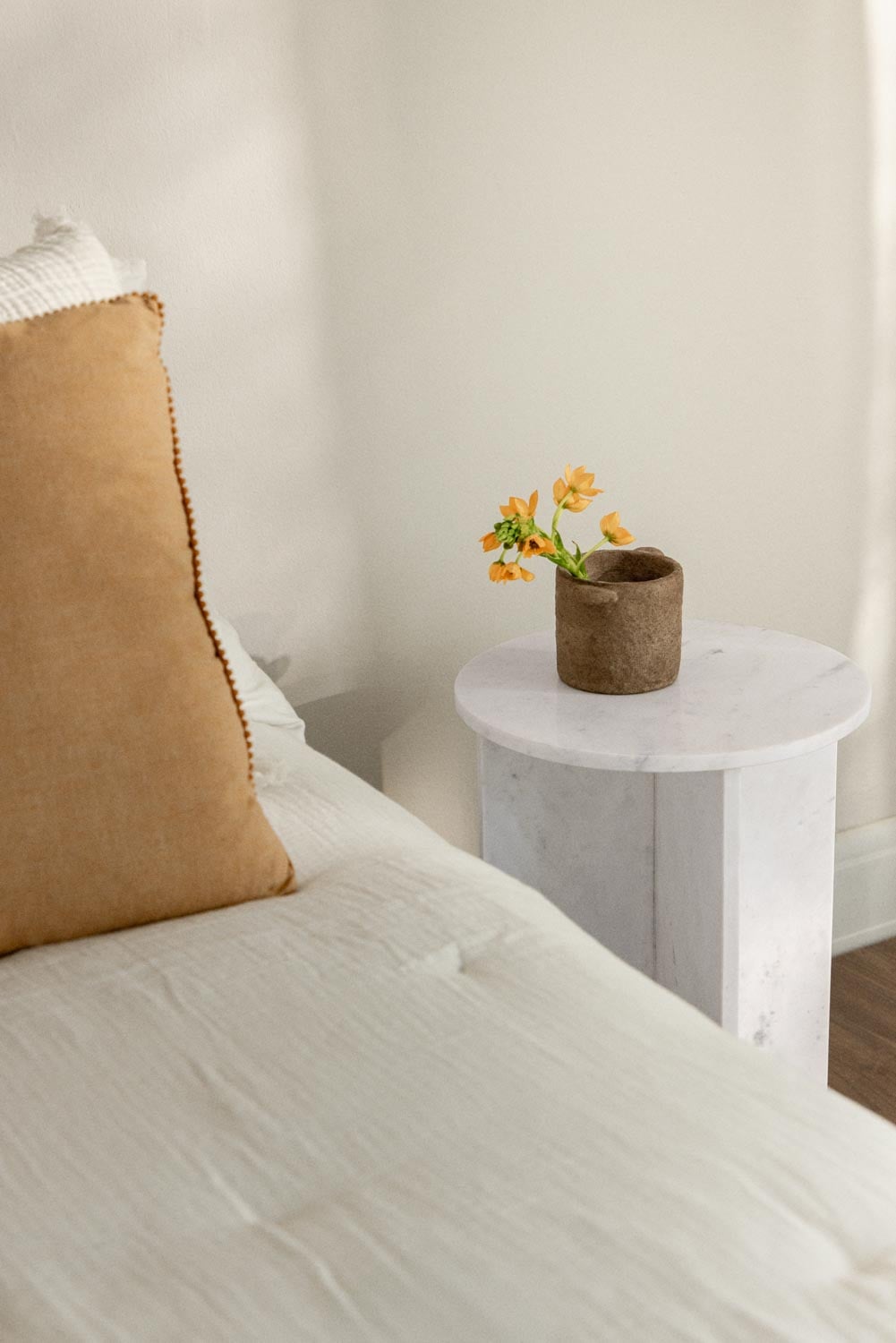 Lot de 2 tables de chevet rondes Ø35 cm en marbre Mencia, image de la galerie 2