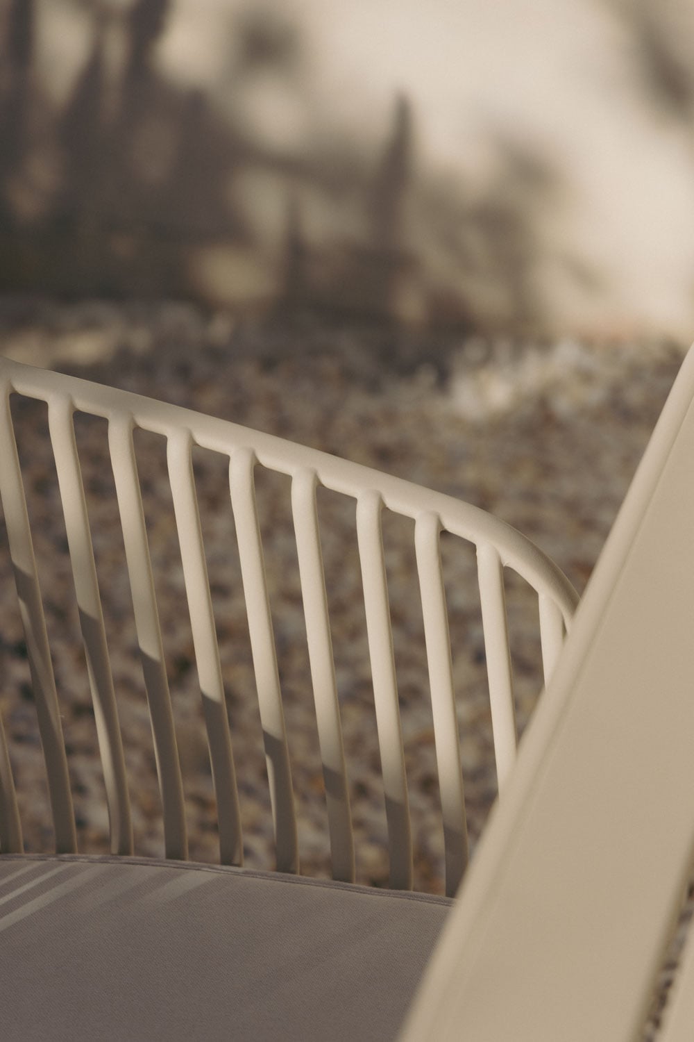 Pack de 4 chaises de jardin avec accoudoirs en acier et polypropylène Aradina, image de la galerie 2