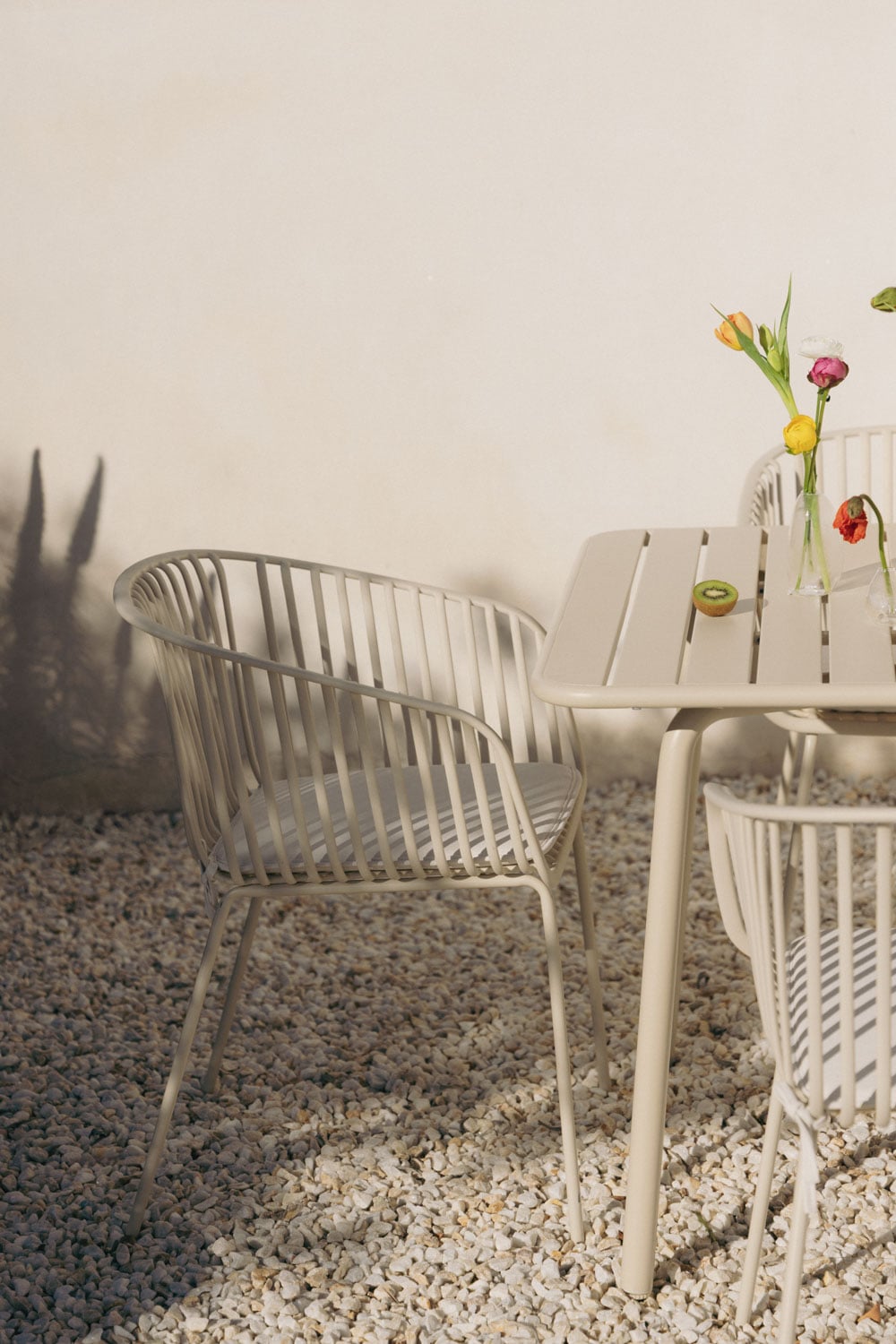 Pack de 4 chaises de jardin avec accoudoirs en acier et polypropylène Aradina, image de la galerie 1