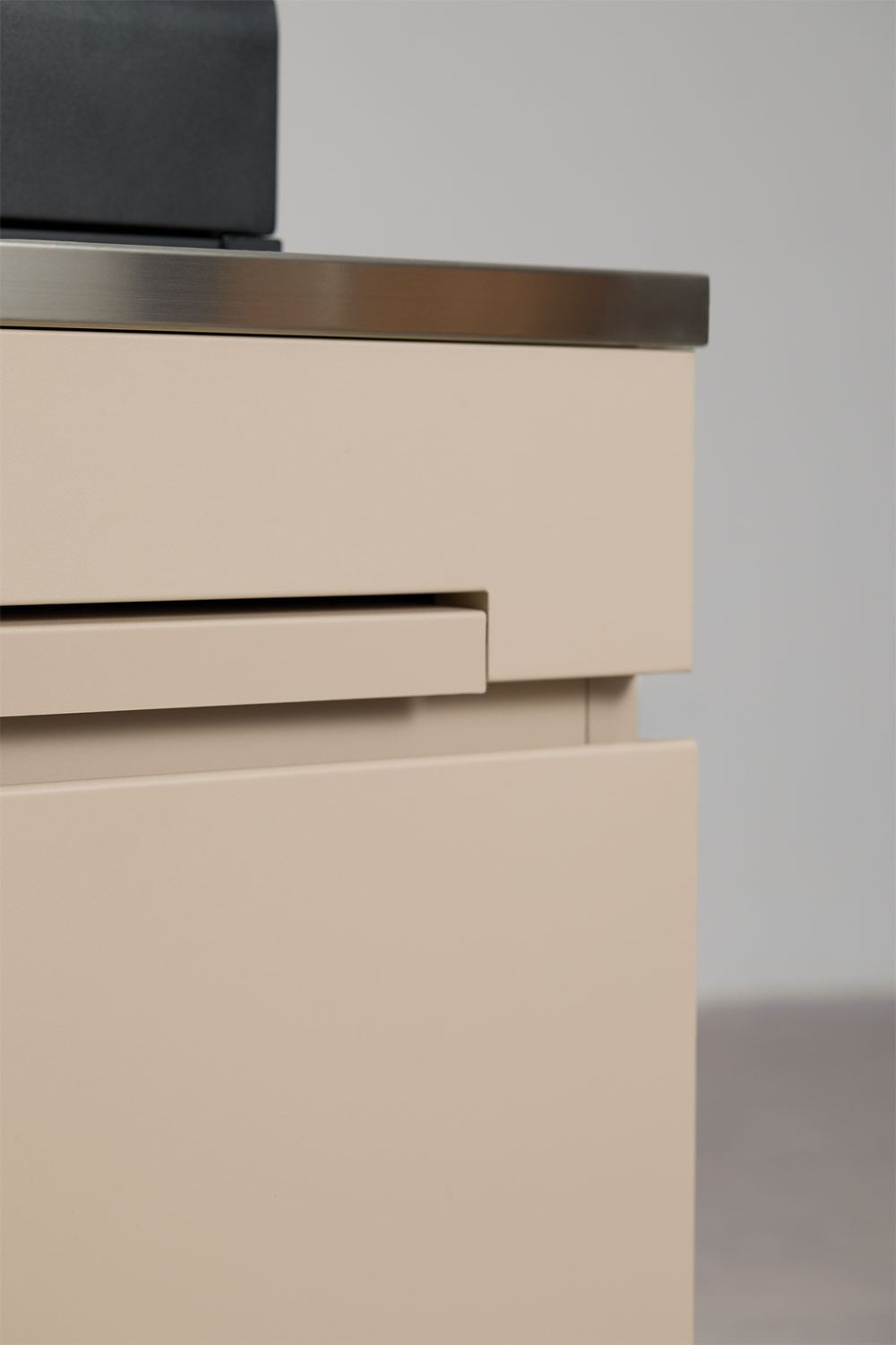 Module de rangement avec barbecue au charbon pour cuisine modulaire d'extérieur en acier Rivana, image de la galerie 9