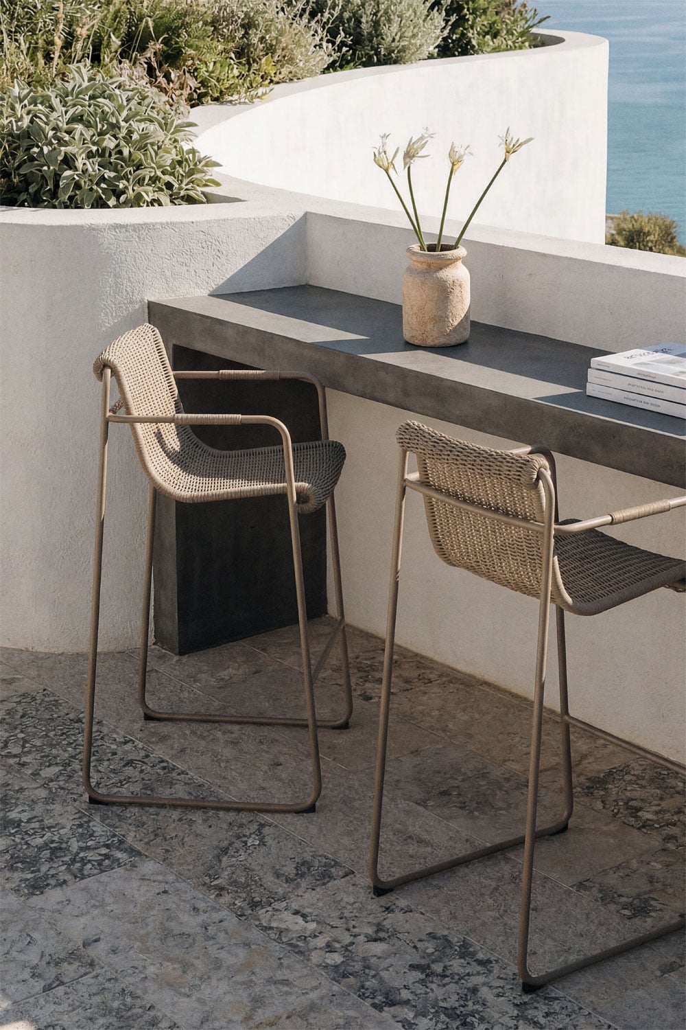 Tabouret de jardin haut empilable avec accoudoirs en rotin synthétique et acier Revia, image de la galerie 1