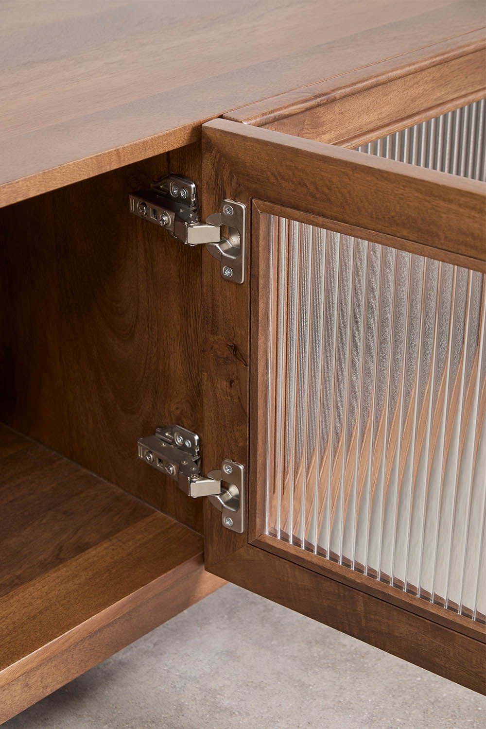 Meuble TV ↔︎170 cm en bois de manguier et verre Ildara, image de la galerie 7