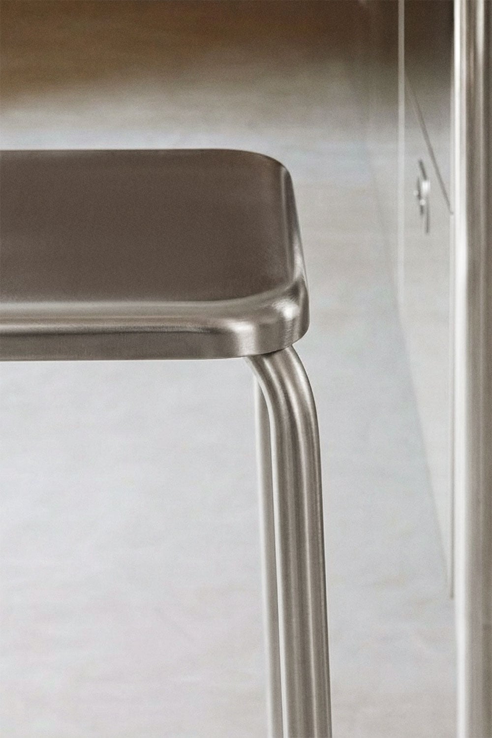 Tabouret bas empilable 45 cm en acier inoxydable Narnial, image de la galerie 2