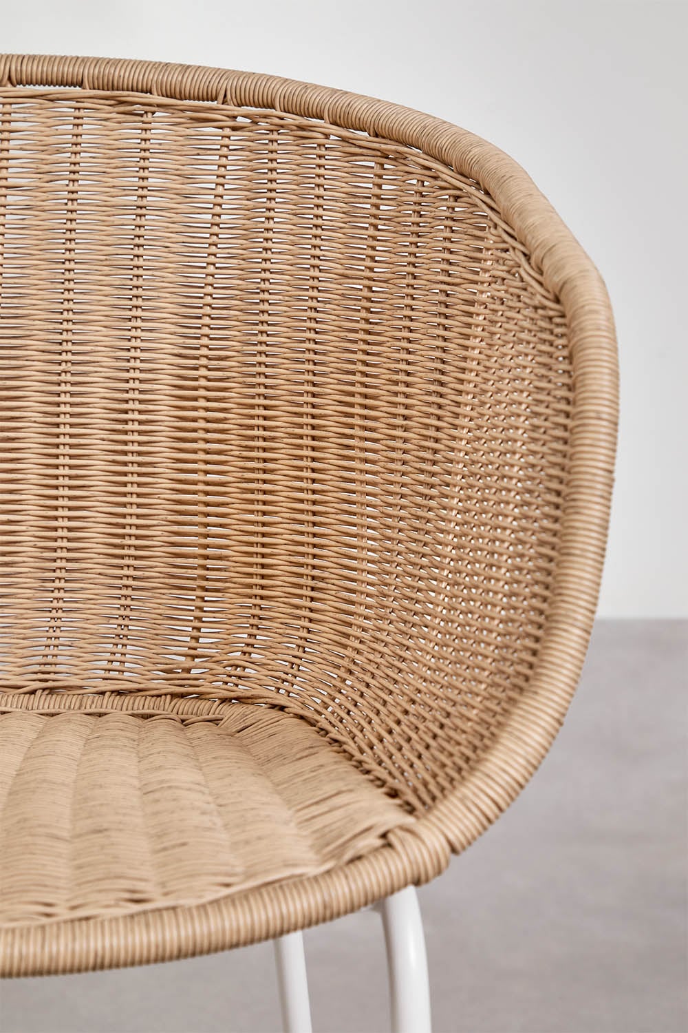 Chaise de salle à manger avec accoudoirs en rotin synthétique et acier New Tulua, image de la galerie 4