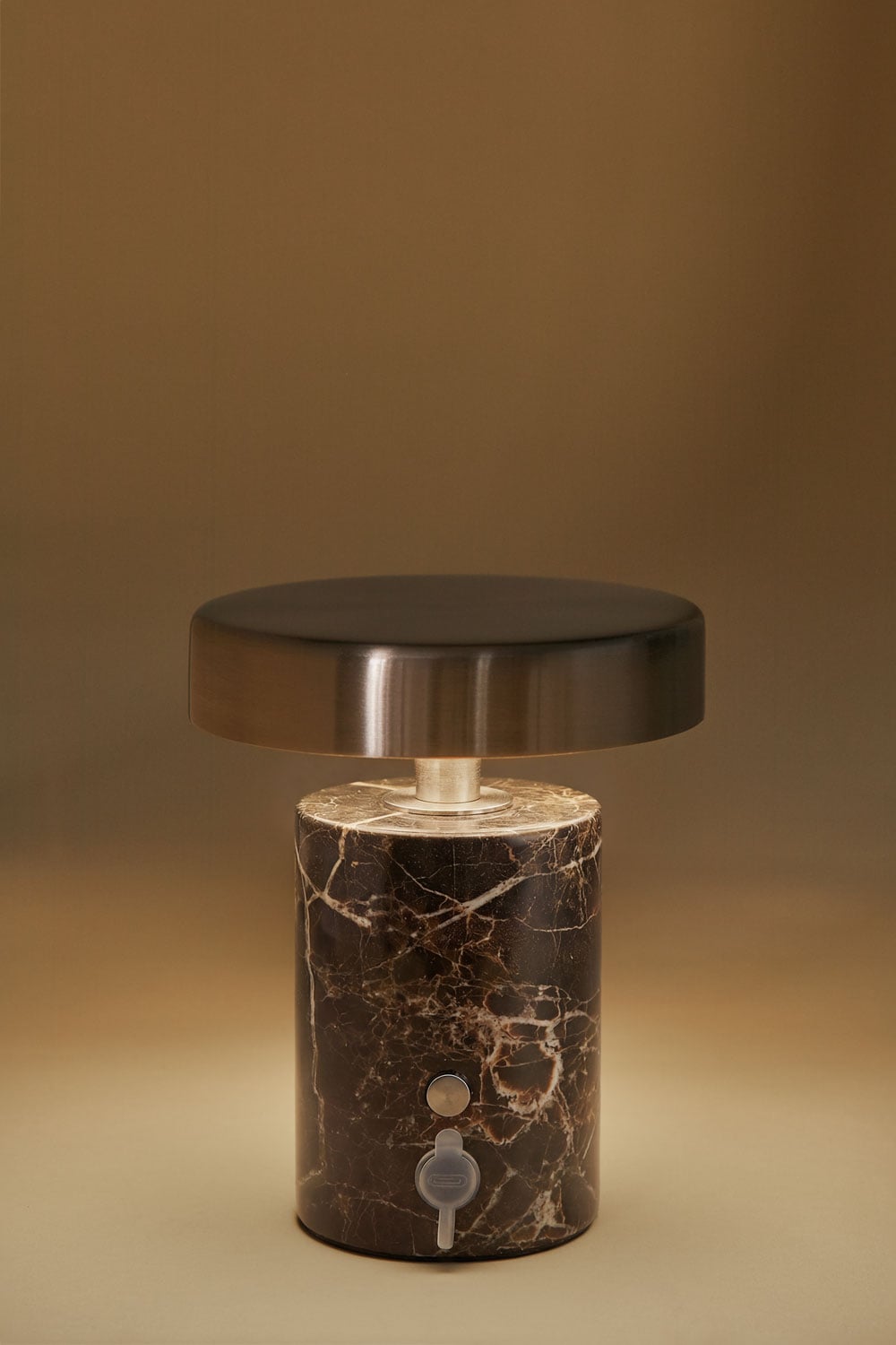 Lampe de table LED sans fil en fer et pierre naturelle Isasia, image de la galerie 3