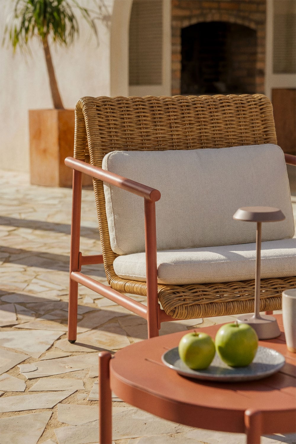 Ensemble de jardin avec 2 fauteuils et table basse en aluminium et rotin synthétique Duroli, image de la galerie 2