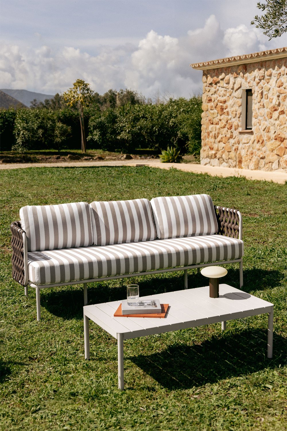 Ensemble de jardin avec canapé 3 places en corde tressée Tevary et table basse en aluminium Boleni, image de la galerie 1