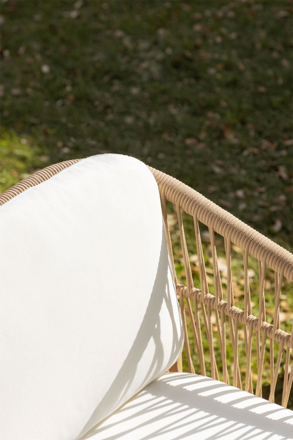 Chaise de jardin avec accoudoirs en bois d'acacia et corde tressée Karvia, image de la galerie 2