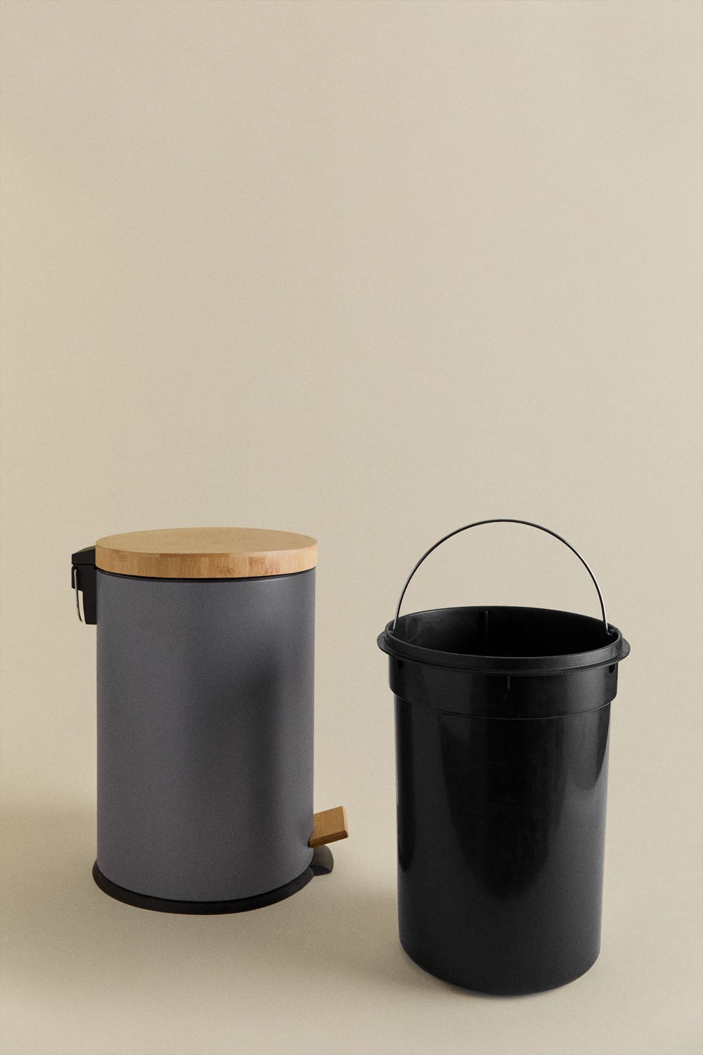 Poubelle à pédale en acier galvanisé et bambou Sosua, image de la galerie 7